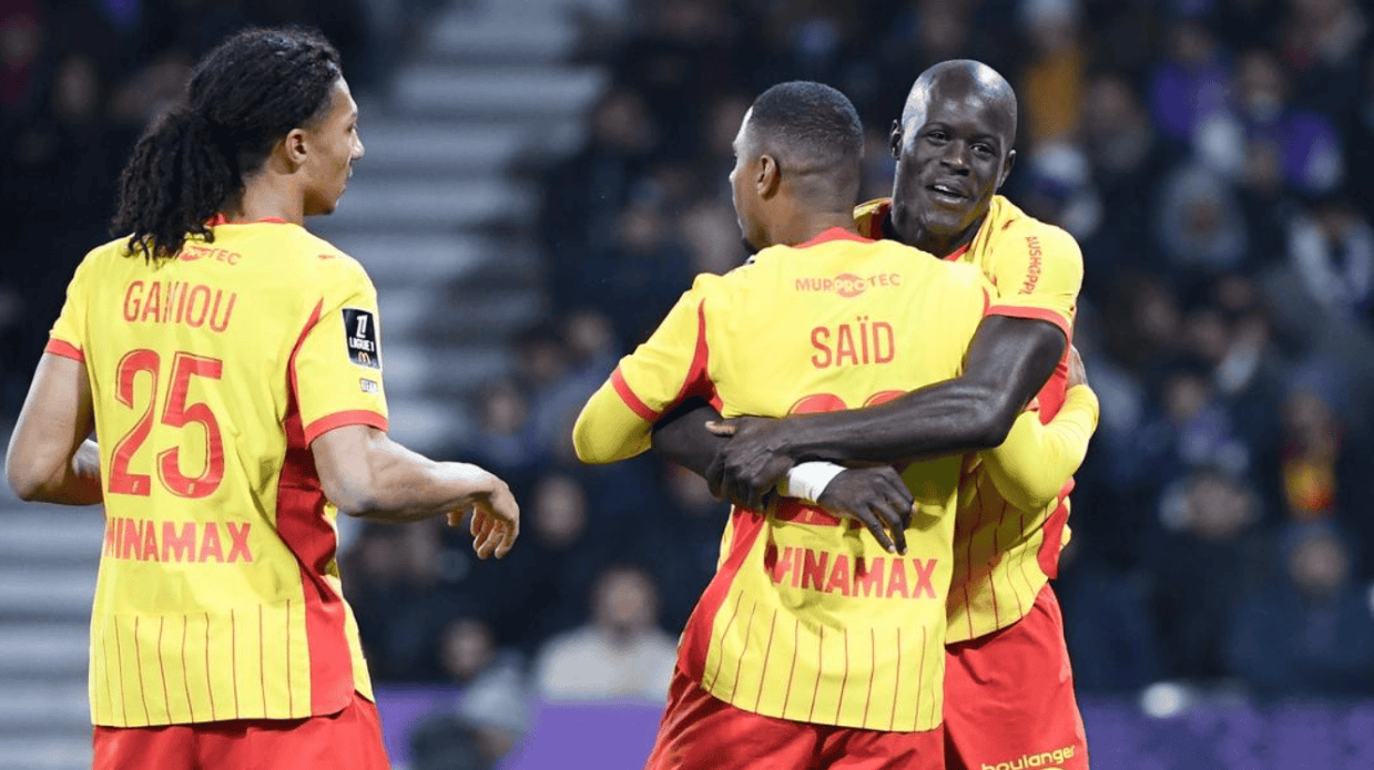 超级大黑马诞生：疯狂8连胜，力压大巴黎，排名法甲榜首